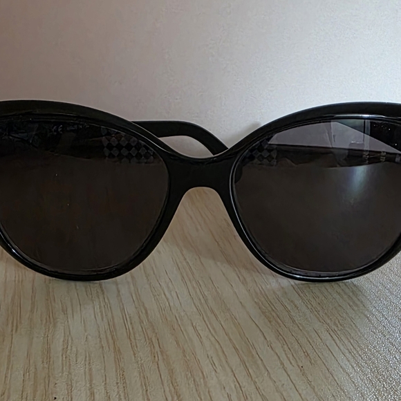 Chic Ferragamo Black Sunglasses with Rose Detailed Temple for Women